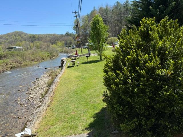 Qualla Cabins And Motel Cherokee Near Casino Whittier ภายนอก รูปภาพ