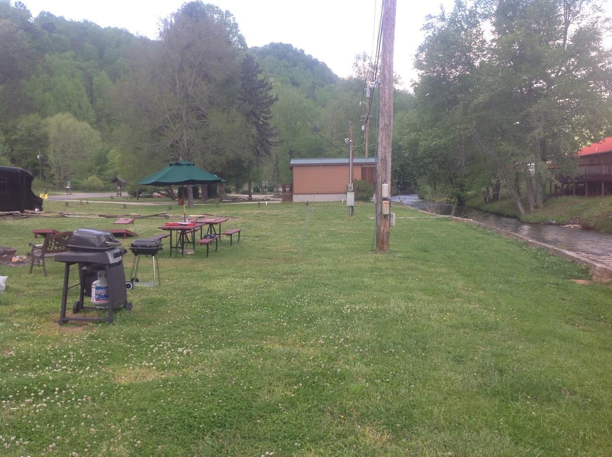 Qualla Cabins And Motel Cherokee Near Casino Whittier ภายนอก รูปภาพ